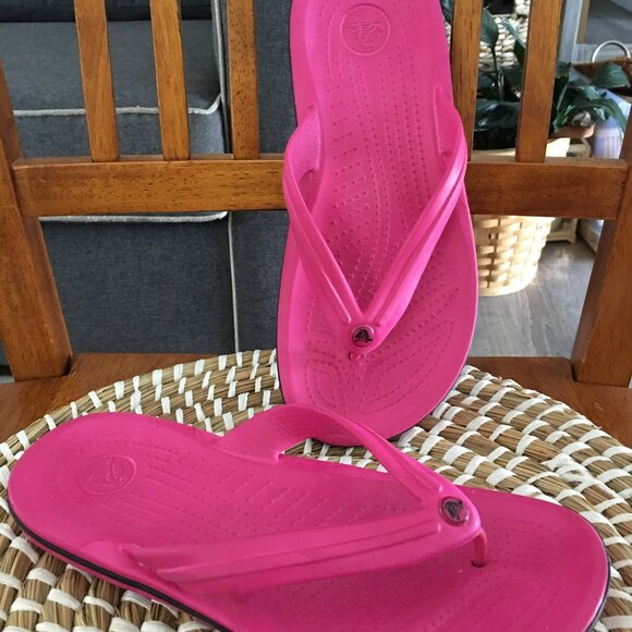 Crocs CROCBAND Flip Flops Size 8 Women's Dark Pink Thong Sandals - Picture 1 of 6